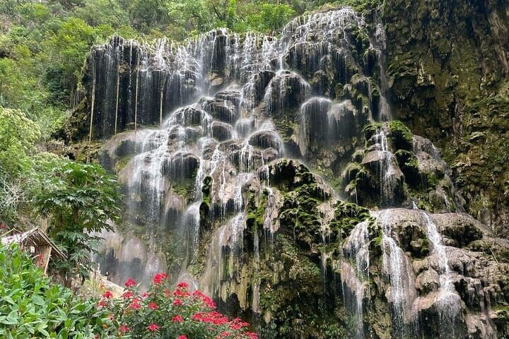 Las cascadas de Tolantongo cayendo por la pared de roca cubierta de verde