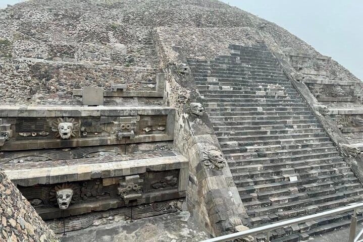 Vista de "piramide de quetzalcoatl"